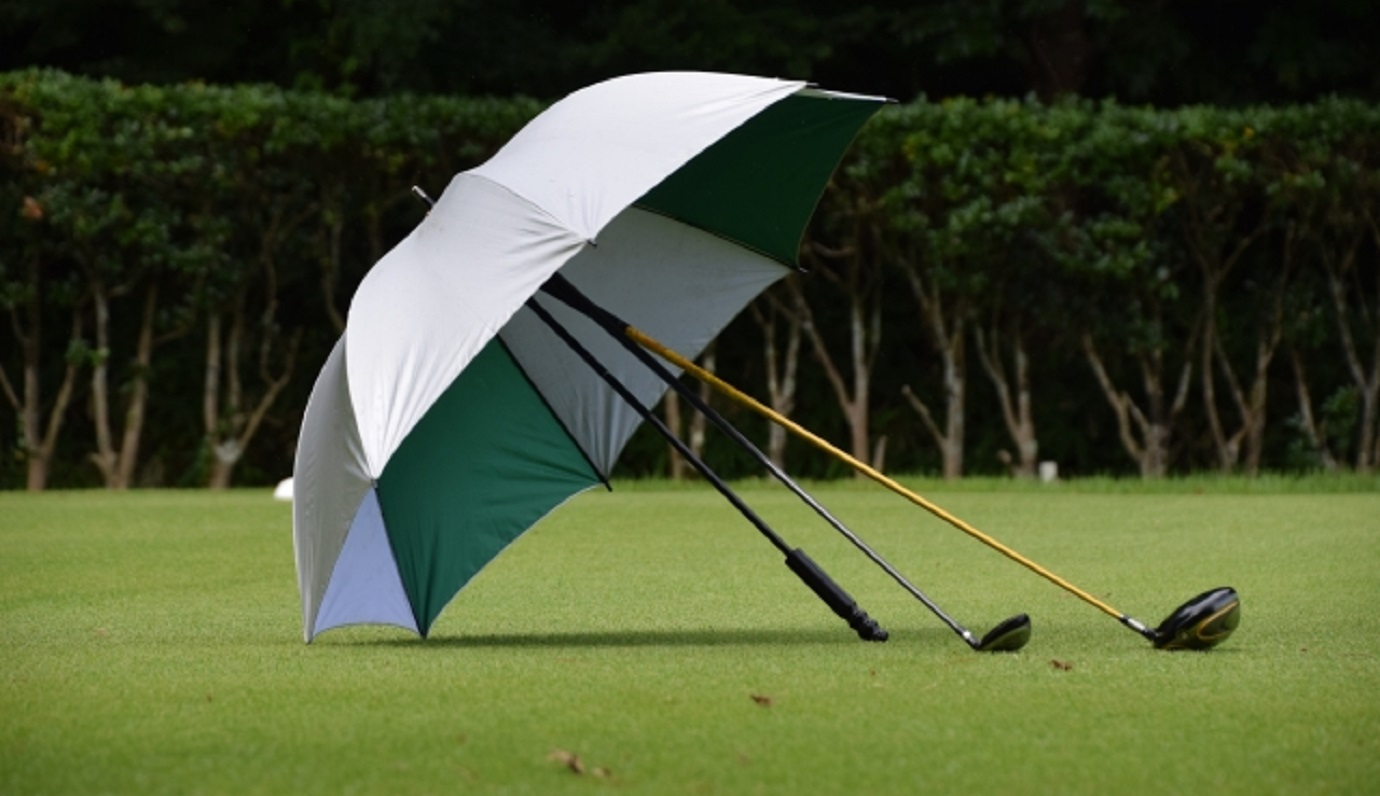 雨のゴルフを快適にするおすすめアイテムと3つの攻略法 ゴルファボ