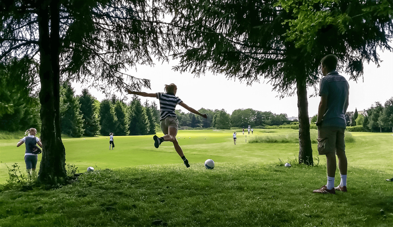 フットゴルフとは 初心者のためのルール 蹴り方 遊び方を3ステップ解説 ゴルファボ