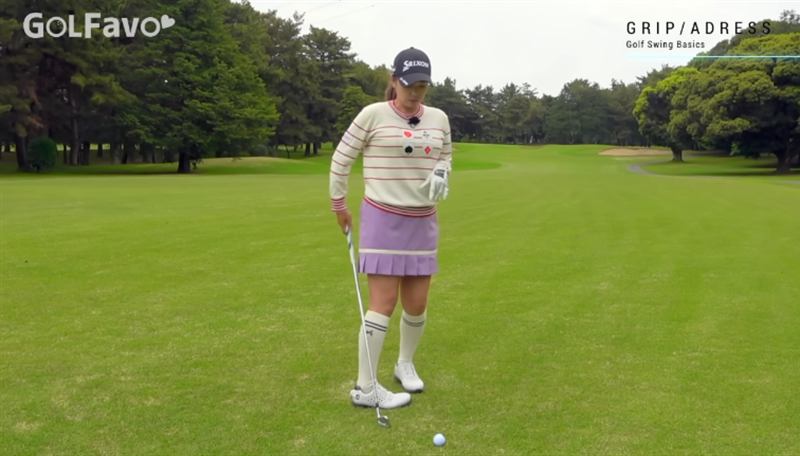 足を閉じたまま構えに入り、最後に足を開く