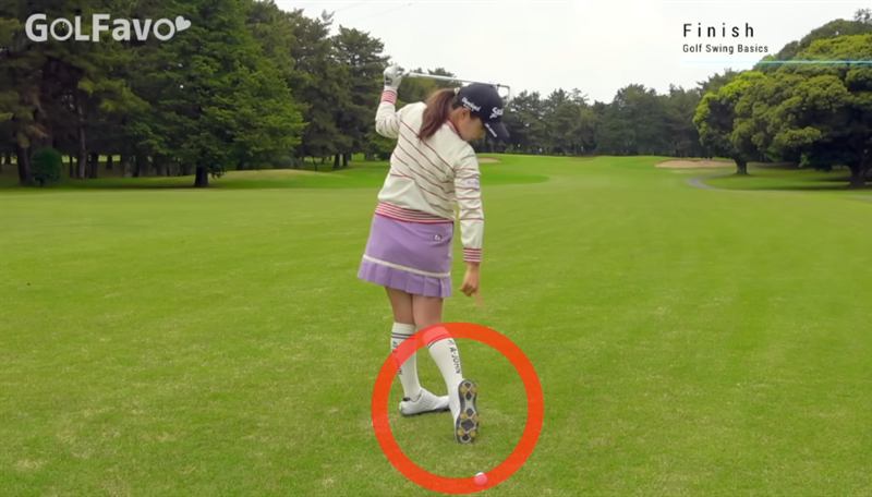 フィニッシュでは右足のつま先で立ち、靴裏を後ろに見せる